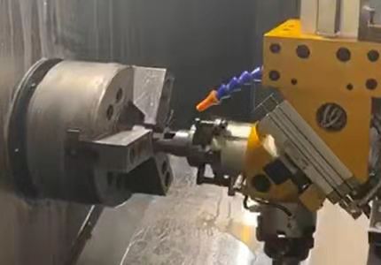 Le robot alimente automatiquement le traitement, le traitement du couplage à joint universel HZCD