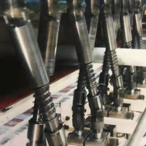 Les joints universels rétractables à verrouillage rapide de type Gr sont utilisés sur les dispositifs de pliage à froid.